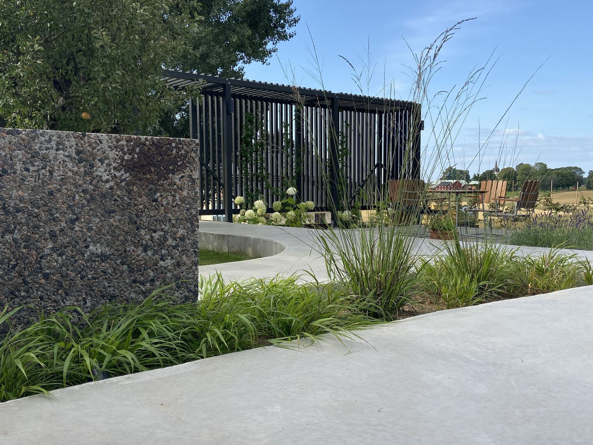 minimalistisk trädgård designad av Pelargonien