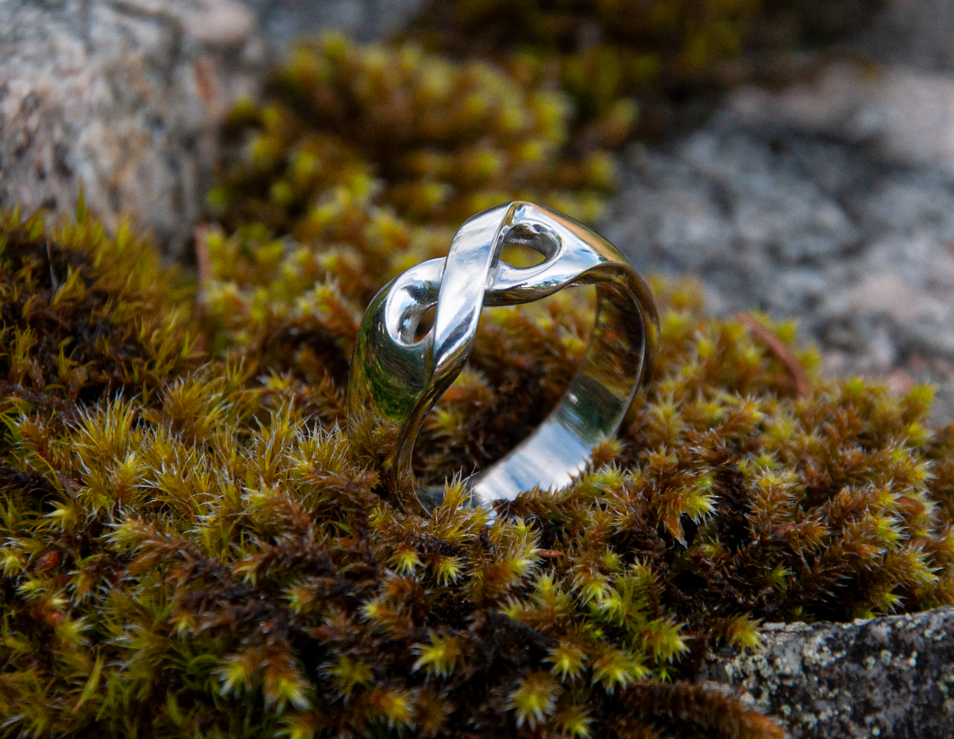 ringen 'Triple Eternity' av Jörgen Westin, placerad på mossa