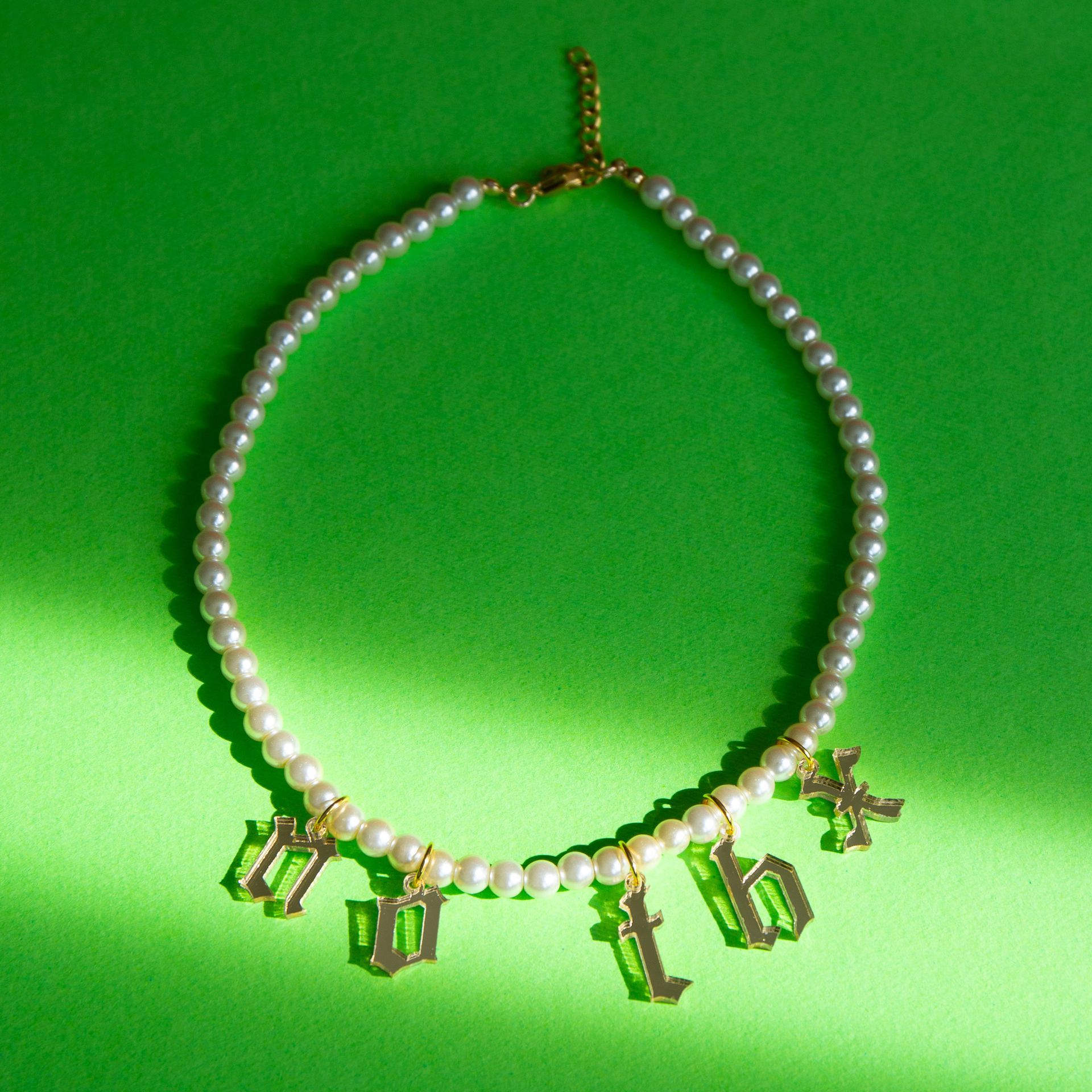 halsbandet 'No Thanx' av Anna Galuszka, pärlor och bokstäverna n o, t h x