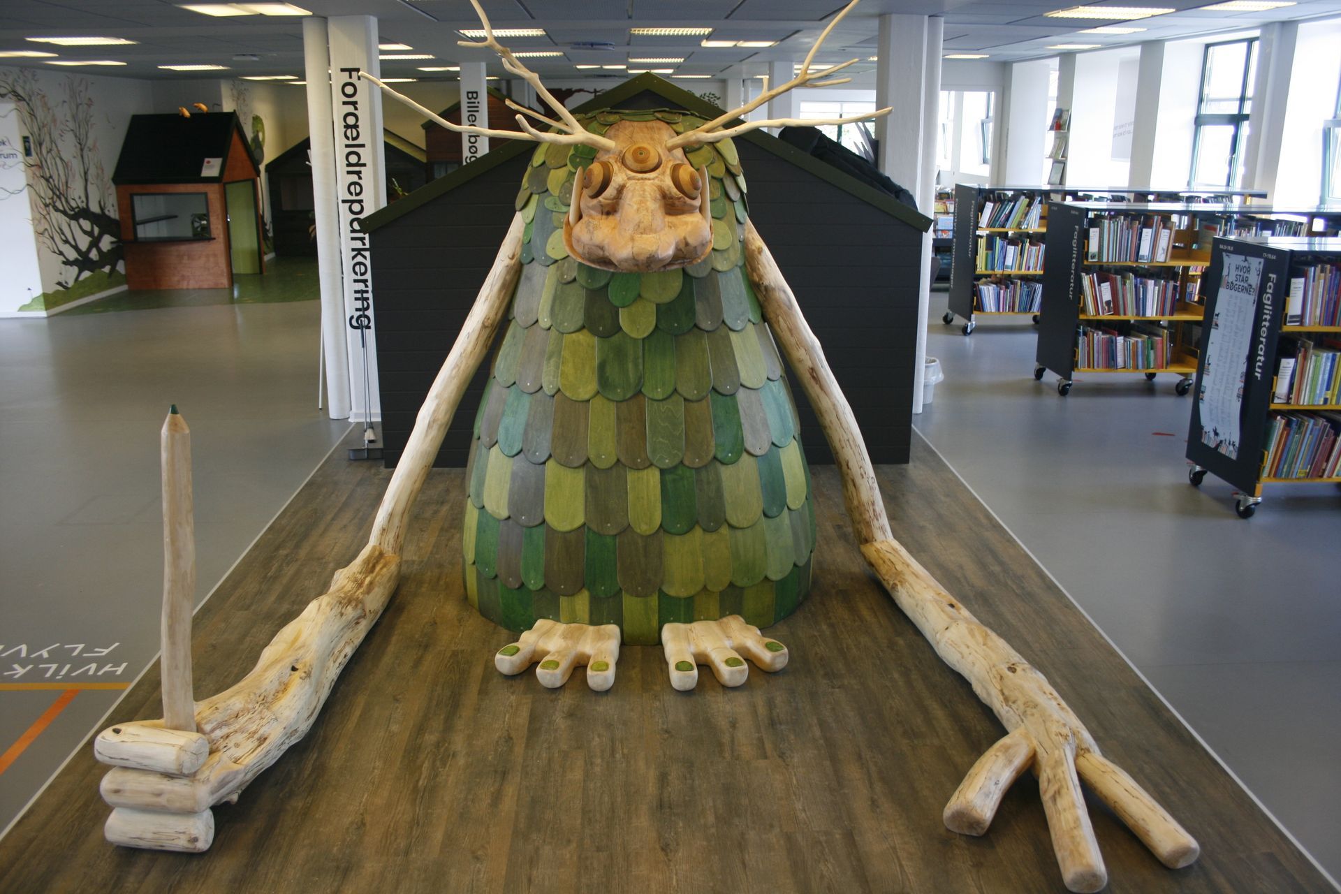 skulptur av Kim Holm i form av ett troll