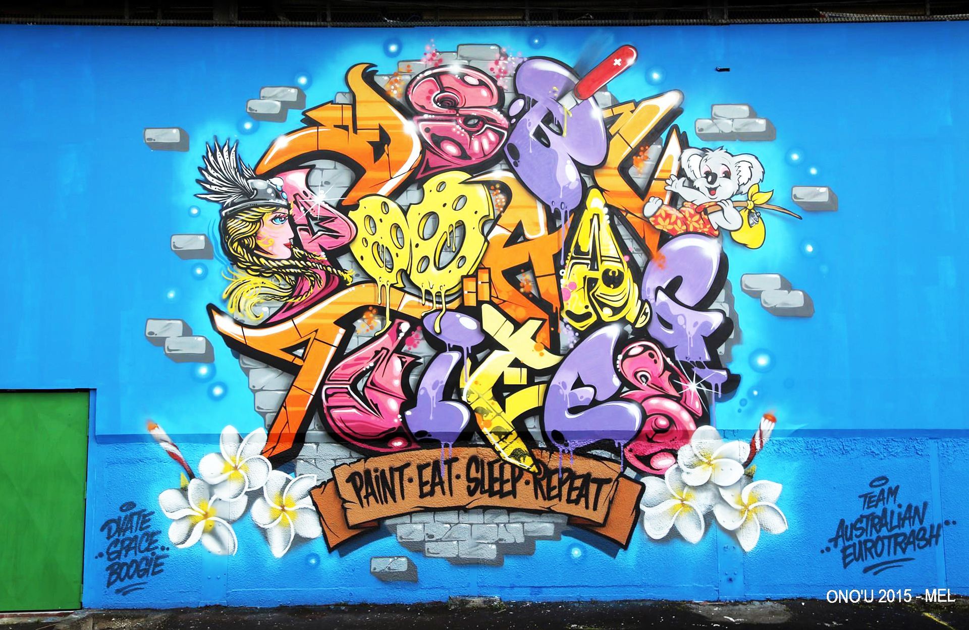 färgstark muralmålning av Dan Sapunar, på en i övrigt himmelsblå vägg