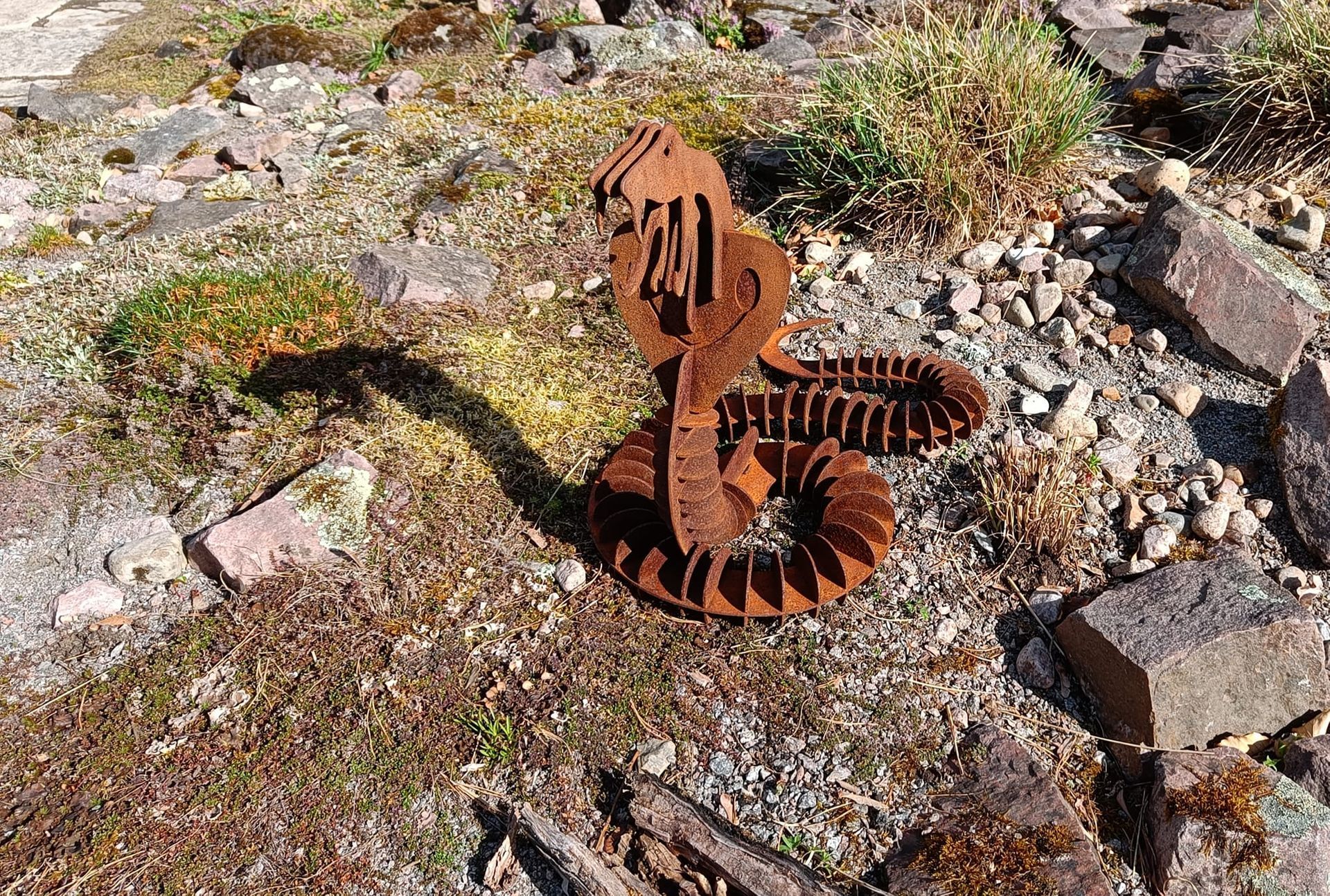 stiliserad kobra i rostig plåt, skulptur av Krille Ling