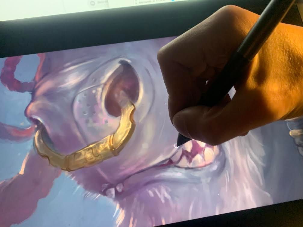 situation där Anders Kindberg arbetar med en illustration på en skärm, med hjälp av en penna