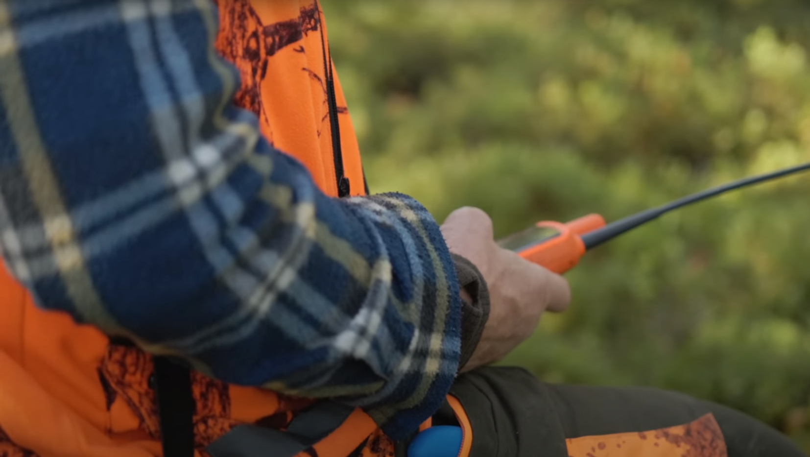 närbild på jägare med kommunikationsradio