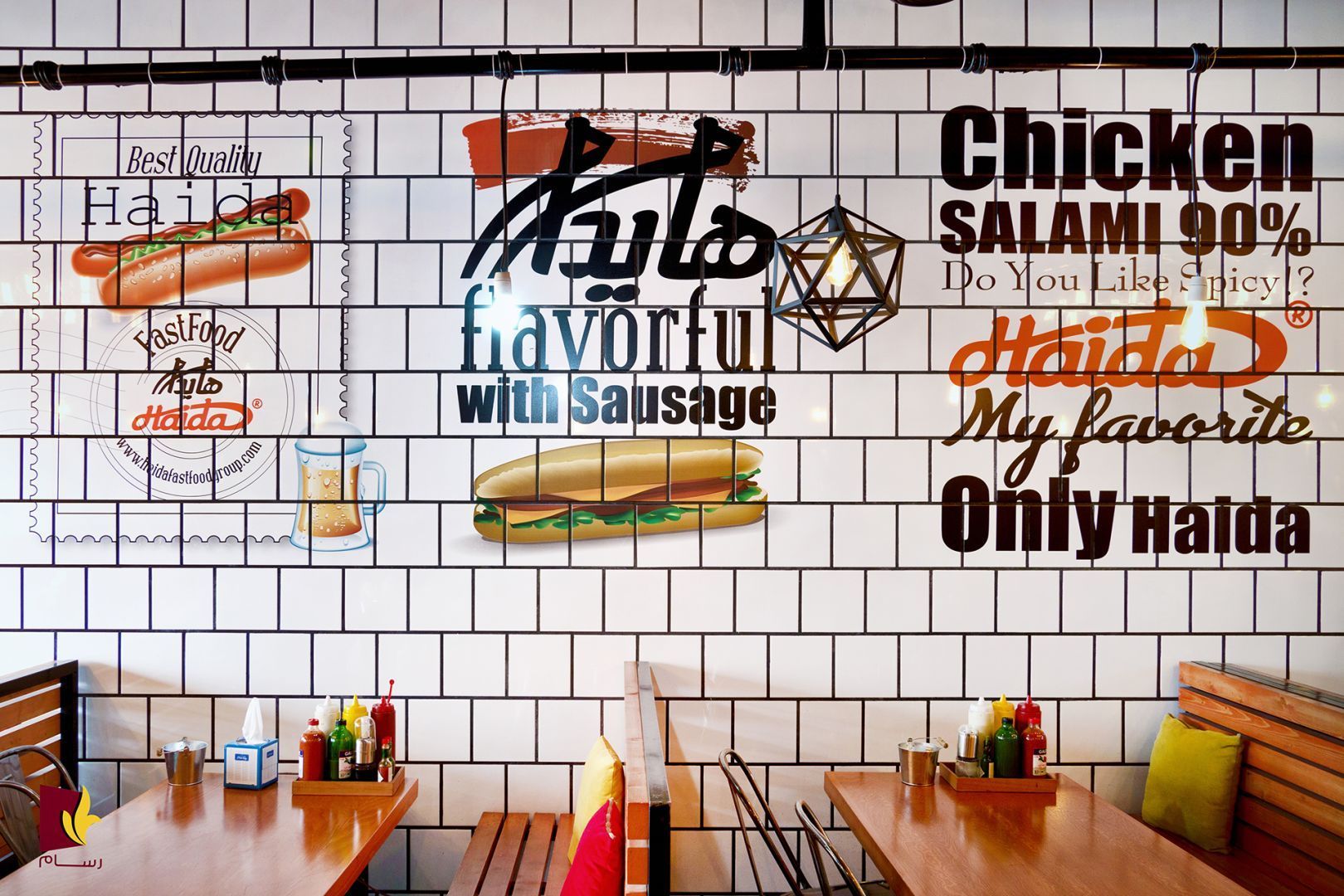 väggmotiv tryckt på yta av vitt kakel med hjälp av Verticalis skrivarteknik för vertikala ytor