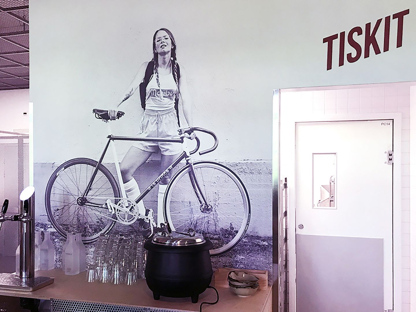 väggmotiv på restaurang av kvinna med cykel, utskrivet med Verticalis teknik