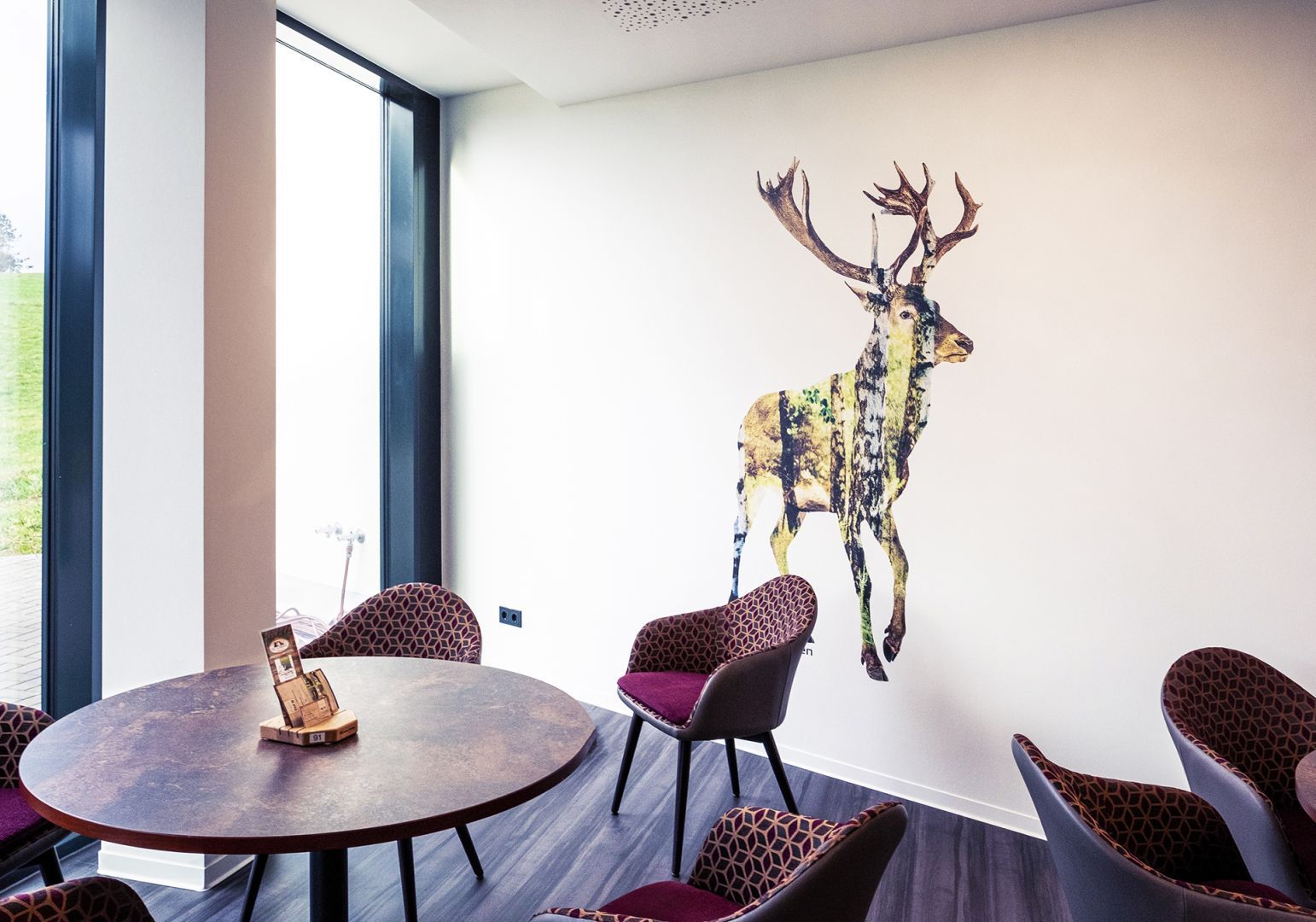 väggmotiv i konferensrum, utskrivet med hjälp av Verticalis teknik