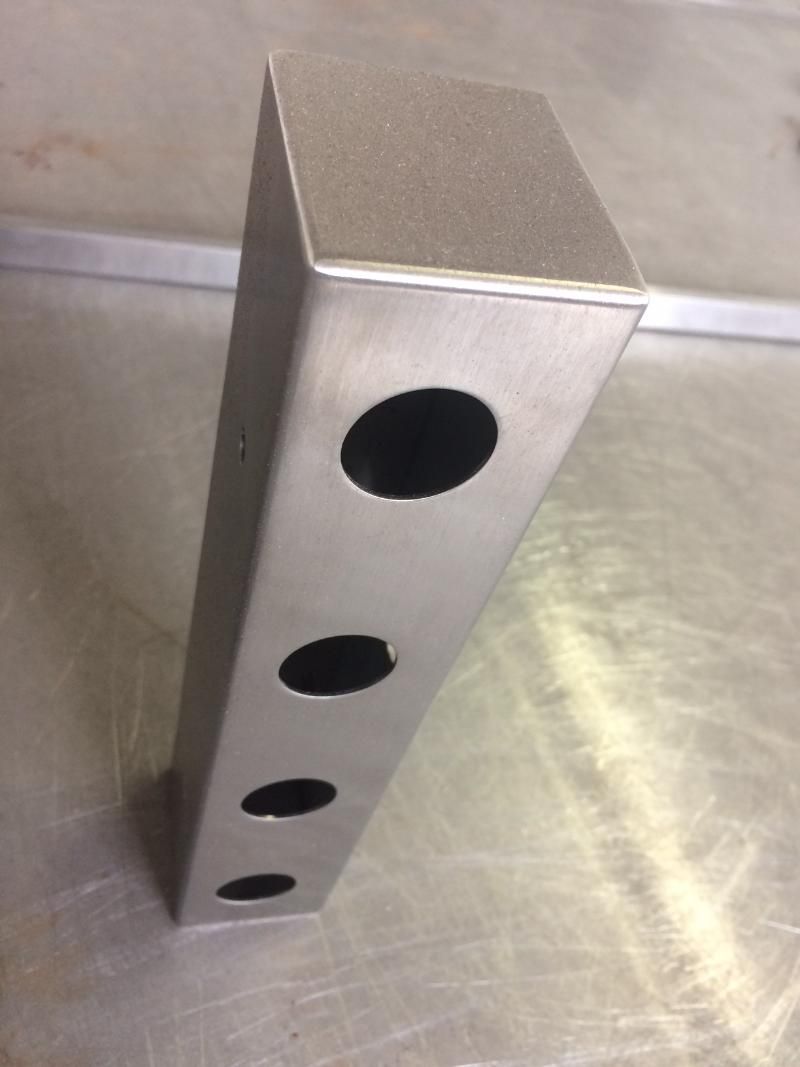 Un primo piano di un pezzo di puzzle su un tavolo di legno.