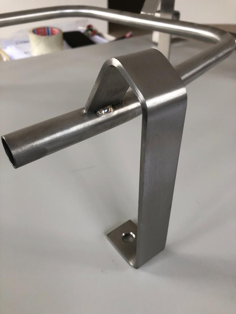 Un primo piano di un oggetto metallico su un tavolo