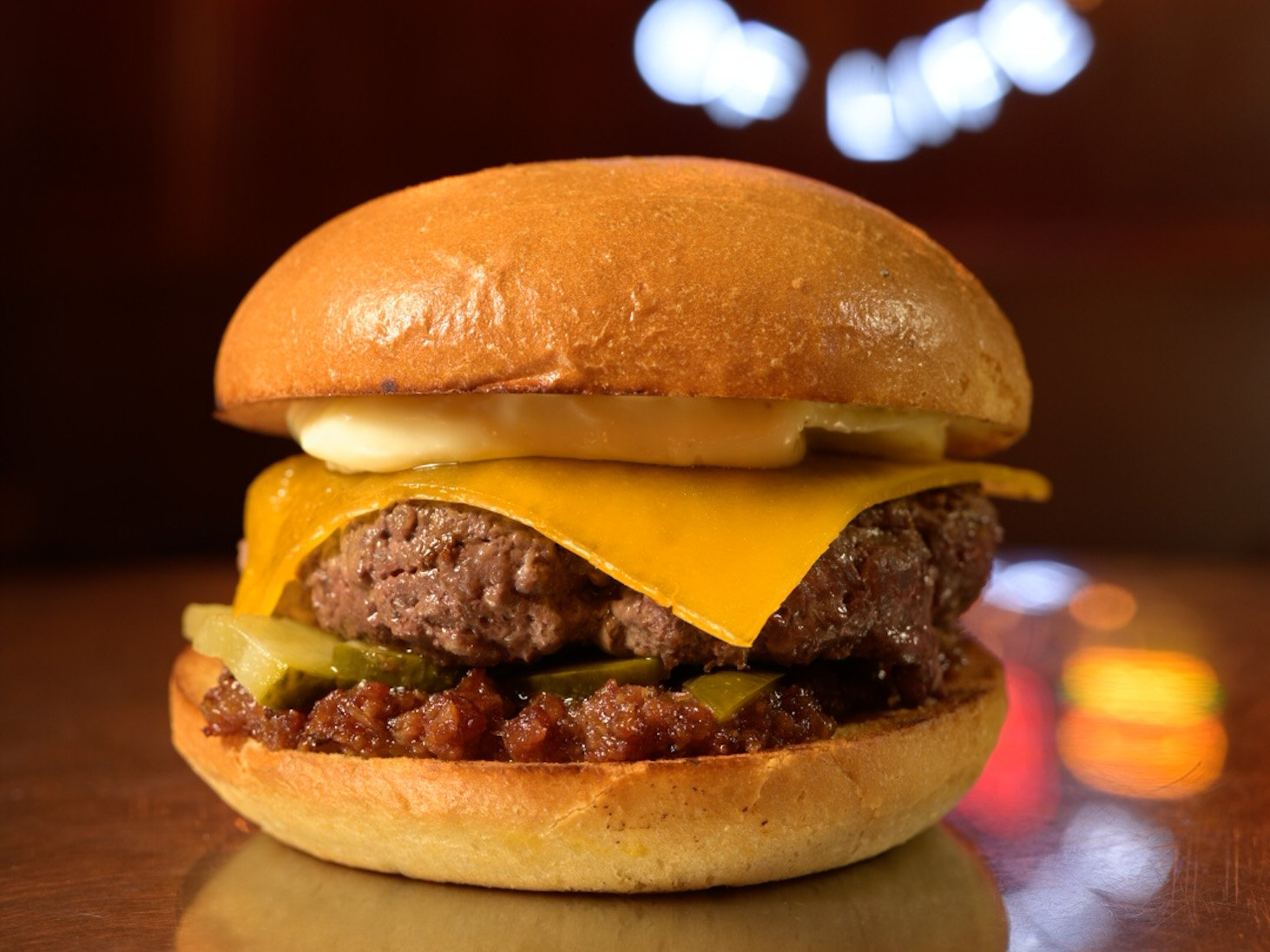 Bilde av Café Fiasco sin Kick out the jams-burger, som er lagd med baconsyltetøy.