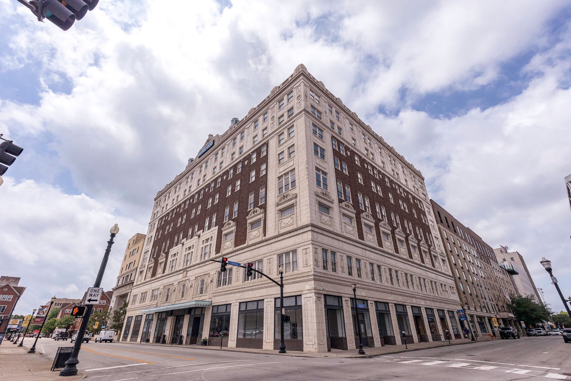 A large building is sitting on the corner of a city street.