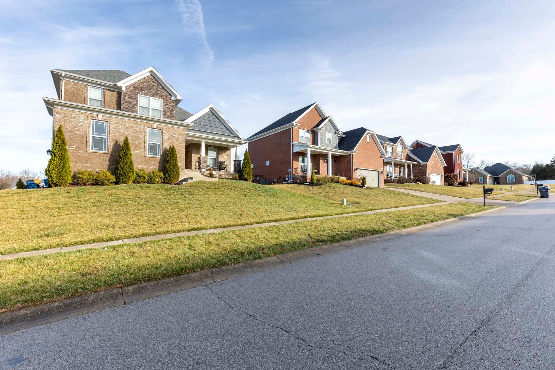 a row of houses are lined up next to each other in a residential neighborhood .