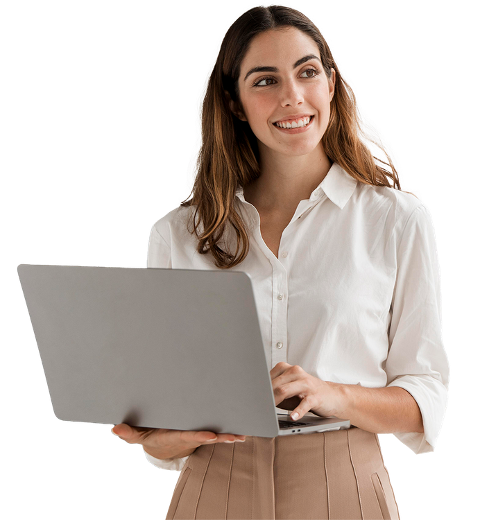 una mujer sostiene una computadora portátil en sus manos y sonríe