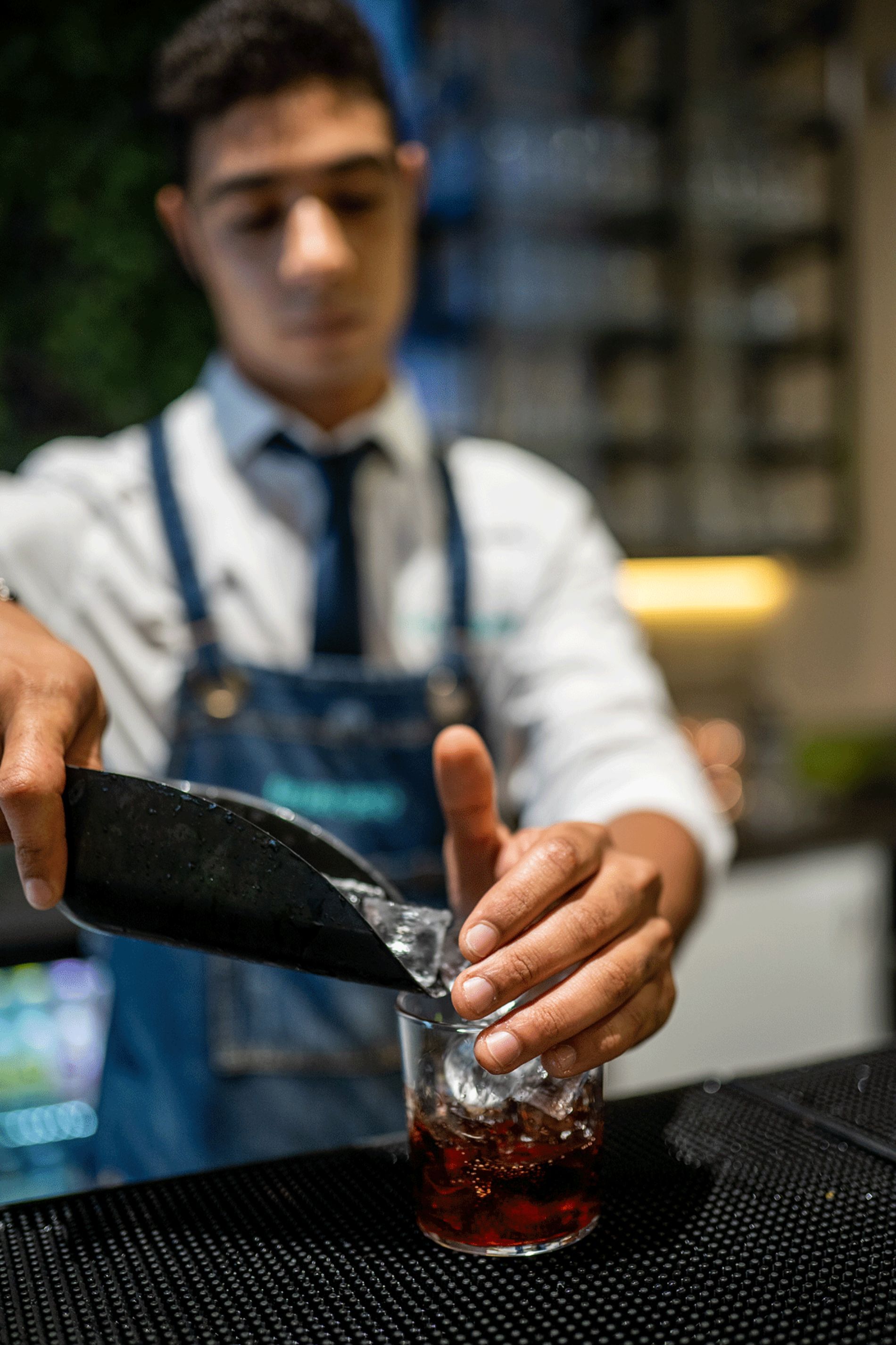 preparazione di cocktail con ghiaccio