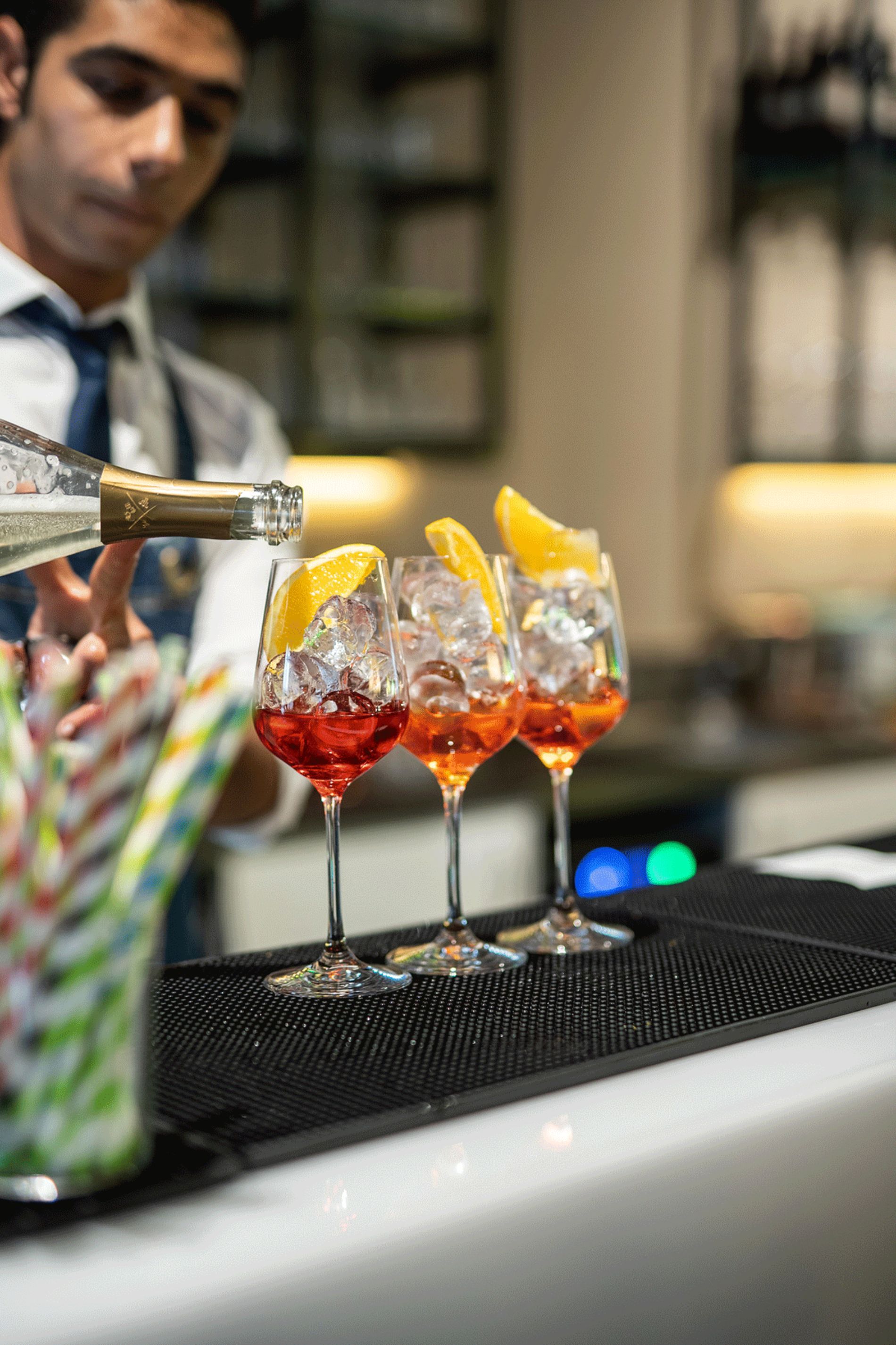 preparazione di 3 cocktail con fettina di limone