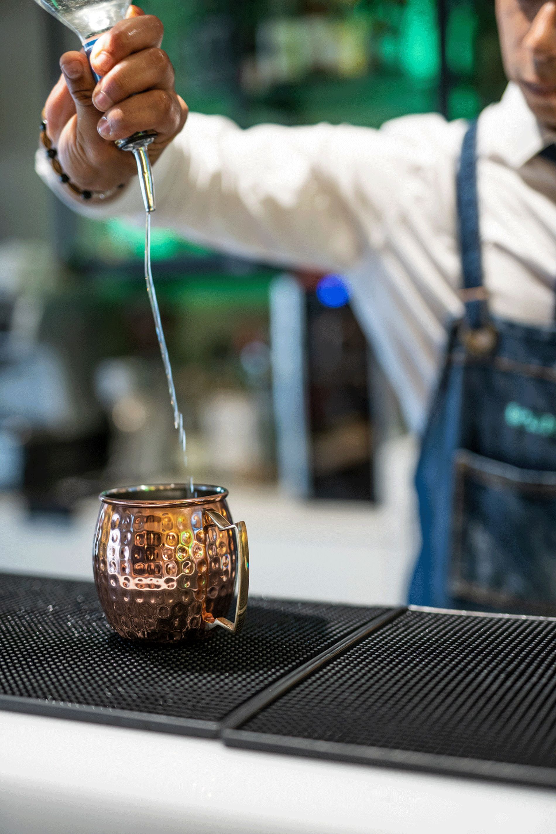 barman che realizza un cocktail