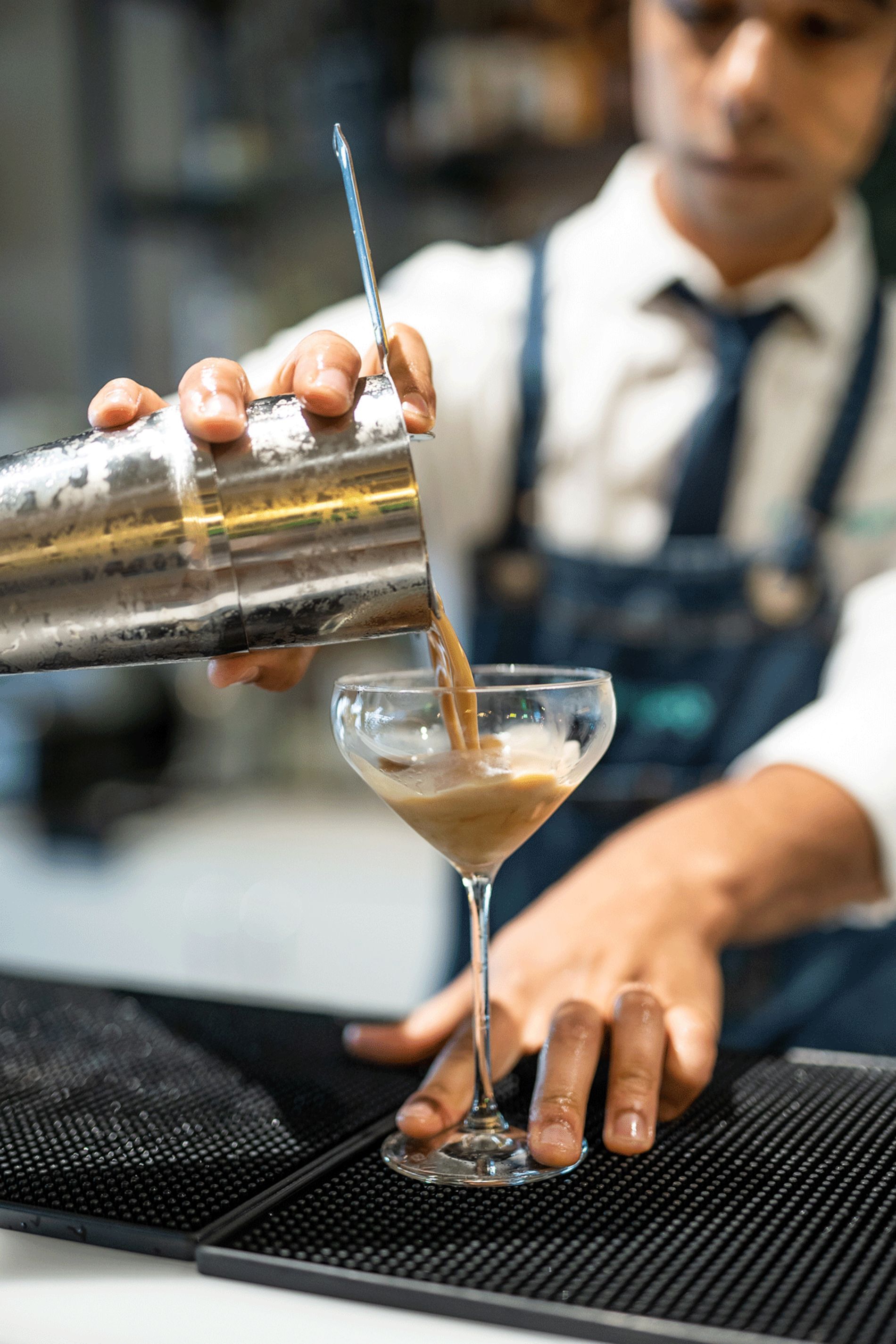 preparazione cocktail con caffè