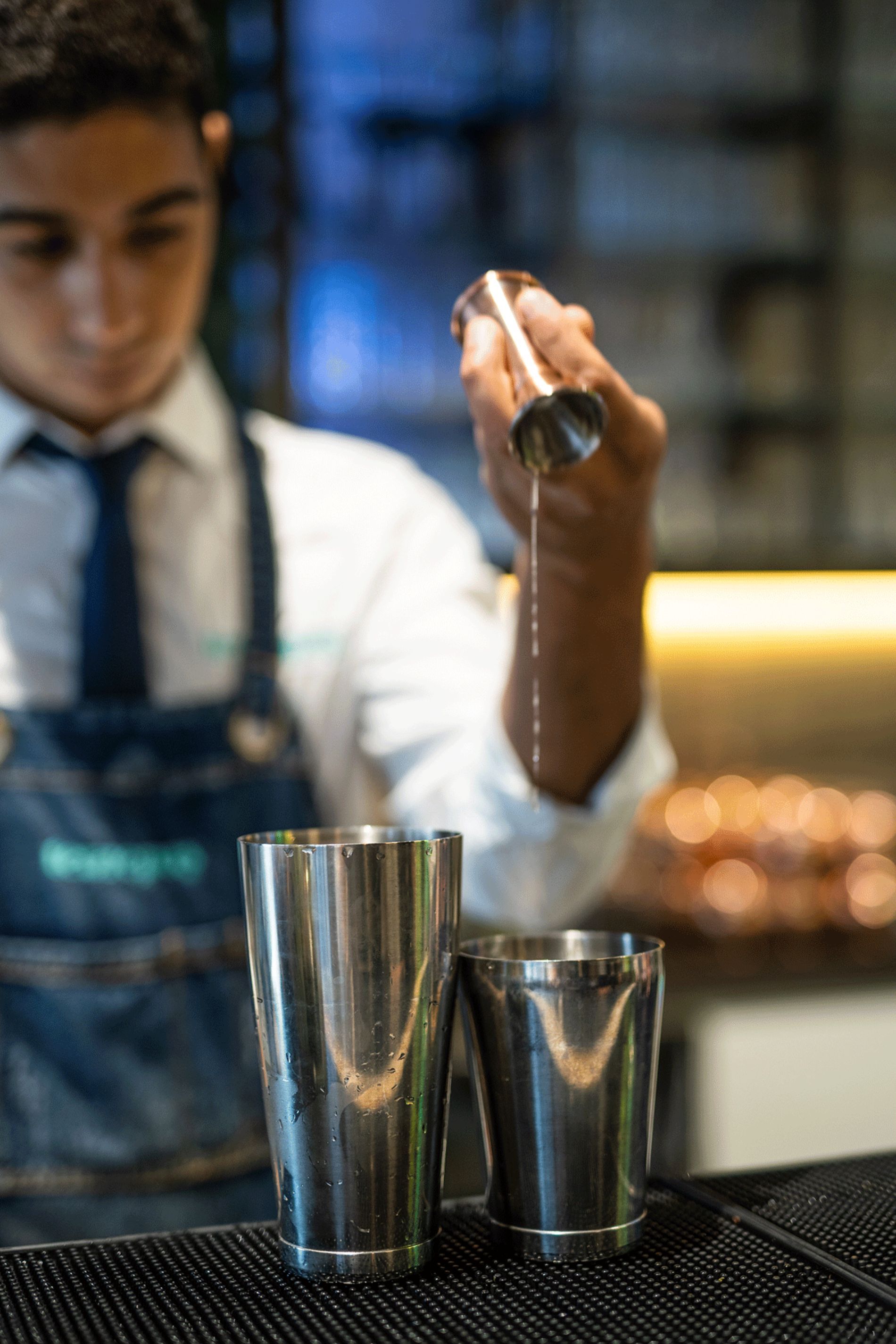 preparazione cocktail con shaker