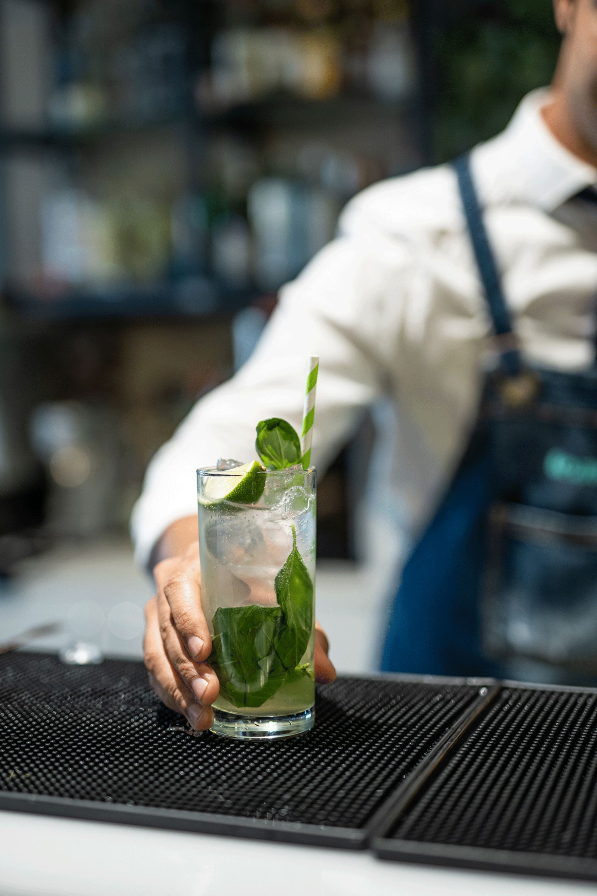 preparazione cocktail con basilico