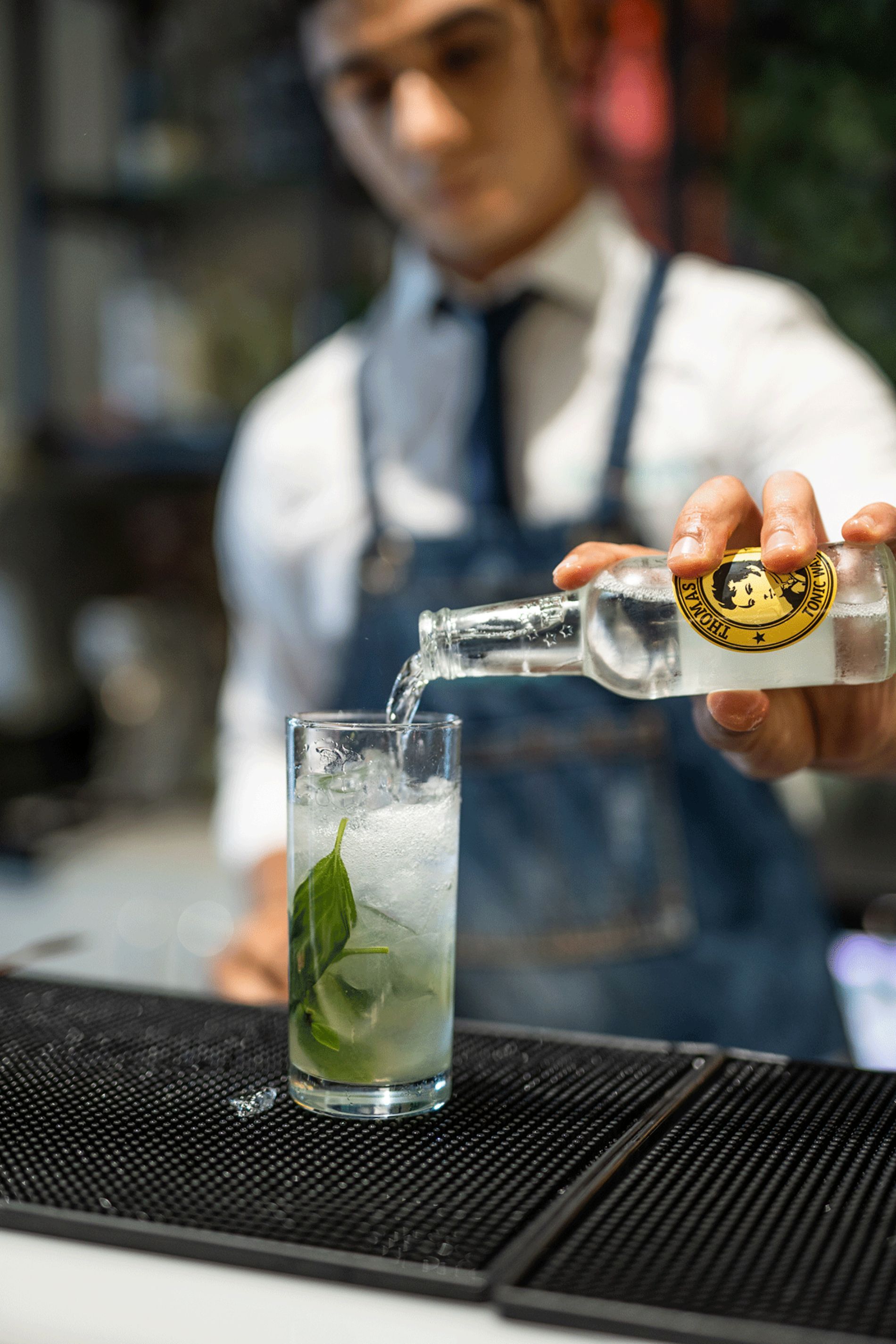 preparazione cocktail con menta