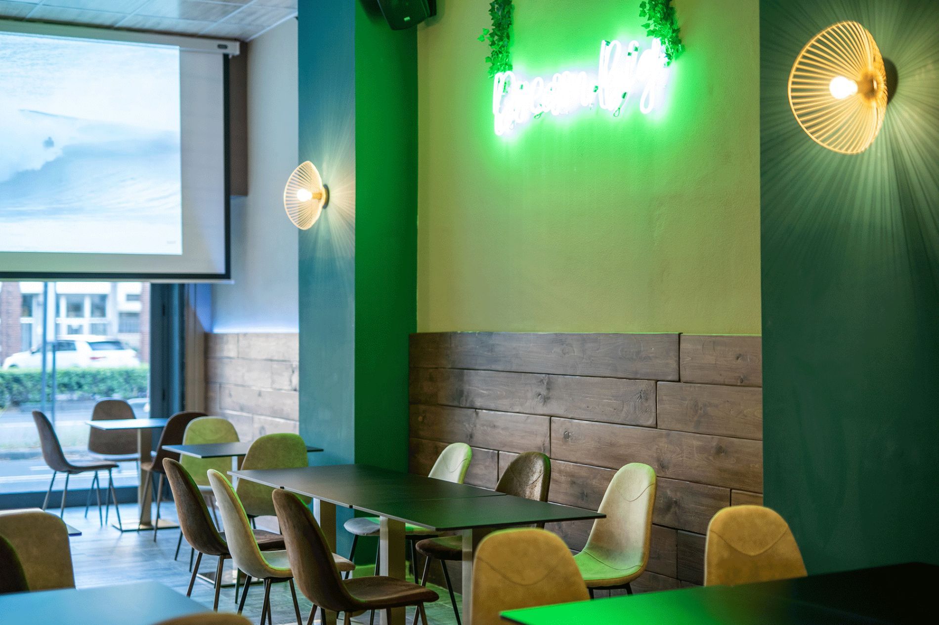 locale con luce al neon e arredi verdi