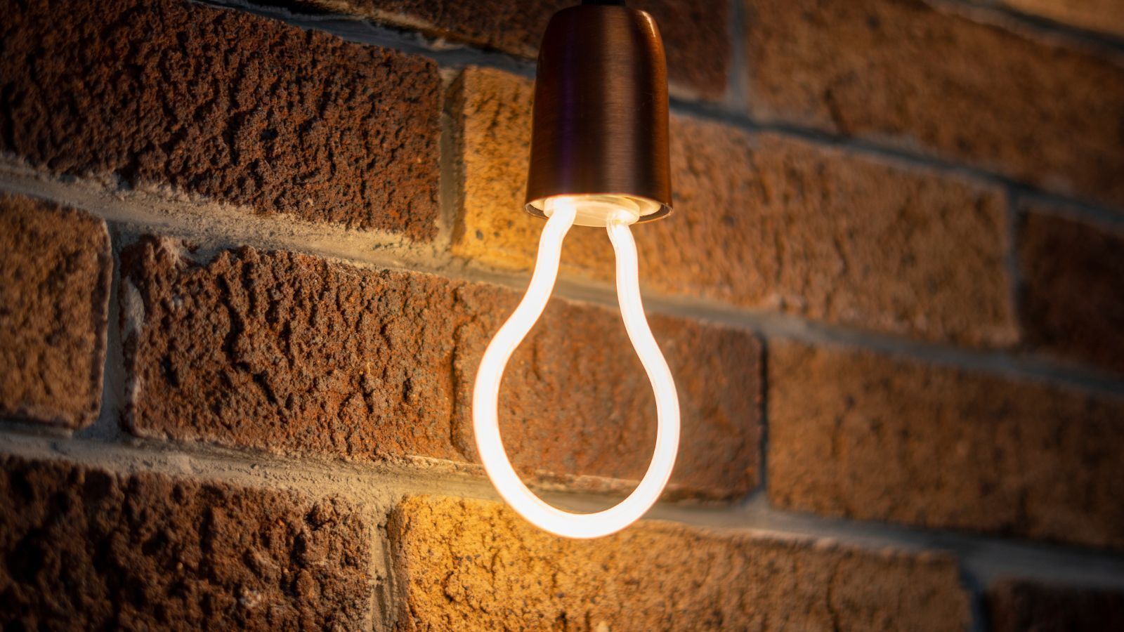 Wie beleuchtet man eine Ziegelwand in der Wohnung richtig? Tipps für eine effektvolle Lichtgestaltun