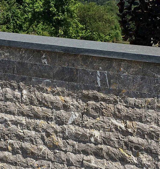 anthrazit gold steinwandfliesen