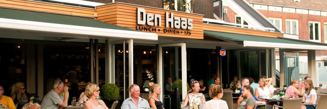 Een close-up van twee sandwiches met gerookte zalm en eisalade op gesneden volkorenbrood met verse rucola.