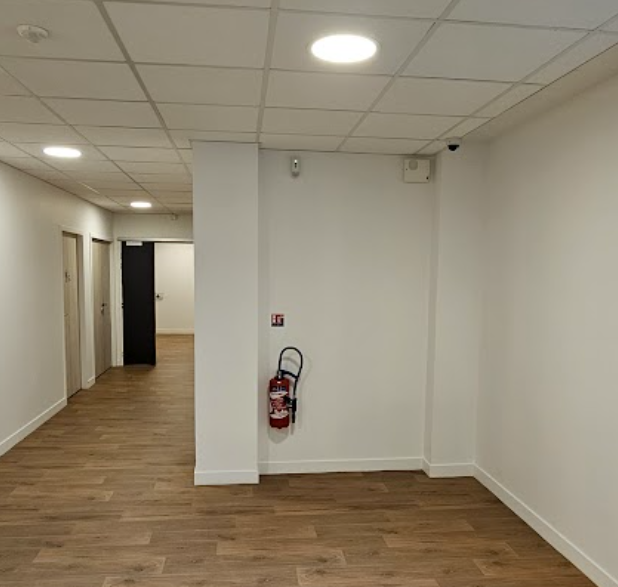 Panneau de contrôle de système de sécurité blanc avec clavier, écran et panneau d'instructions d'ouverture.