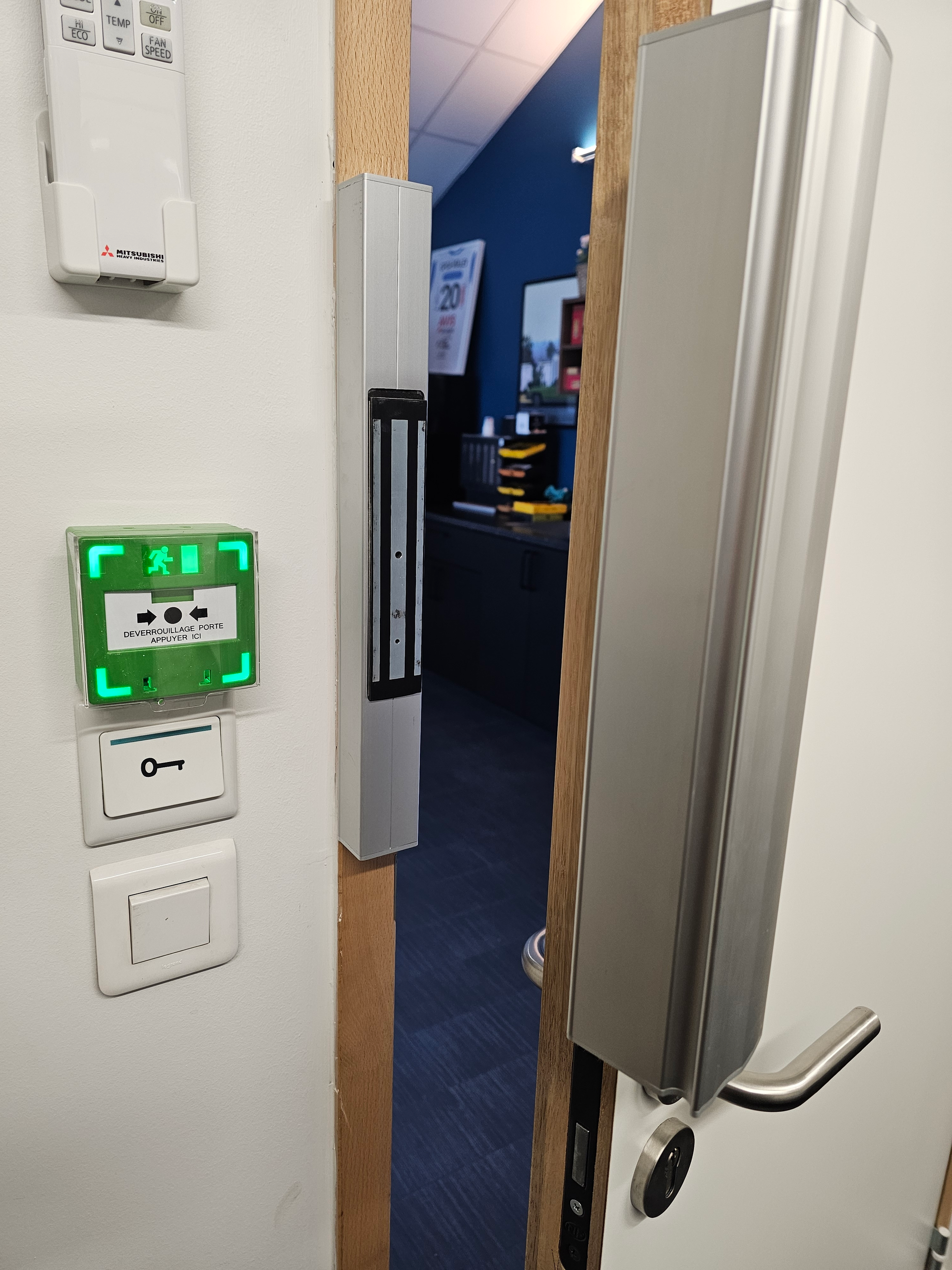 Une porte avec une serrure et une lumière verte dessus