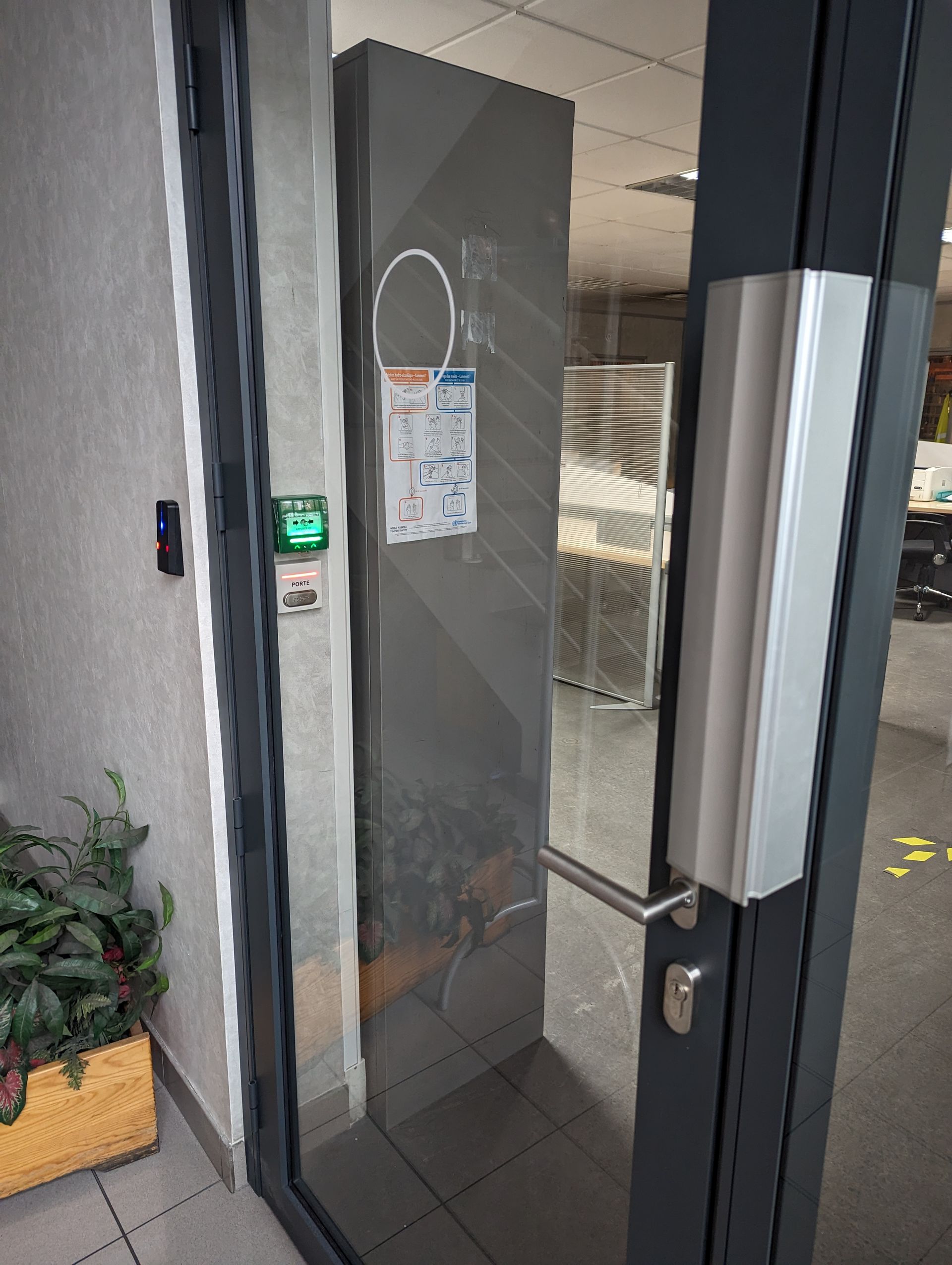 Une porte avec une horloge dessus est ouverte sur une pièce.