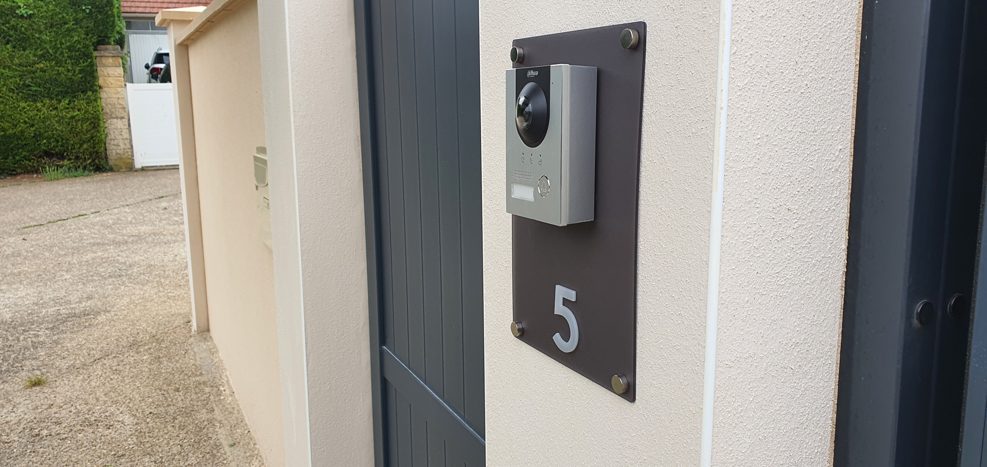 Un panneau sur le côté d'un bâtiment avec le numéro 5 dessus.