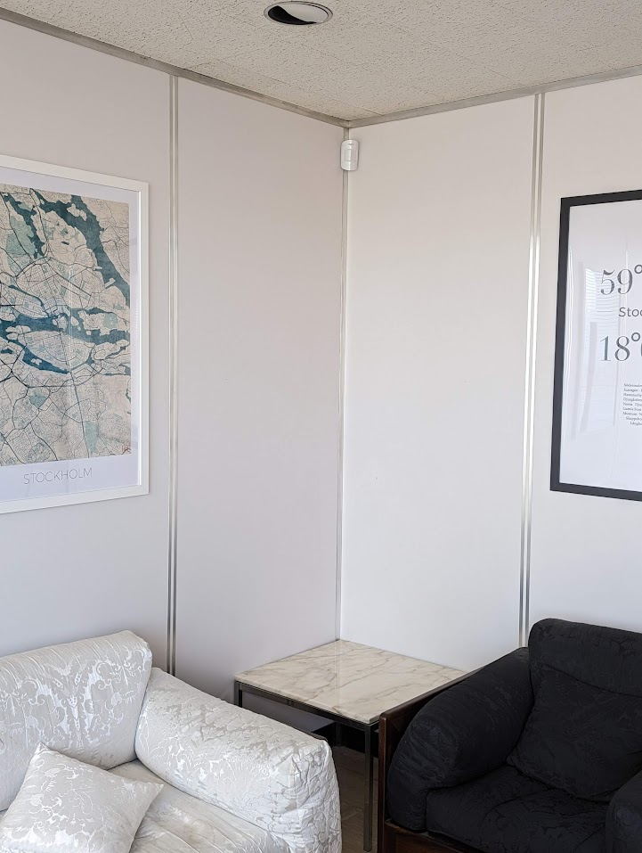 Un salon avec un canapé, une chaise et une table