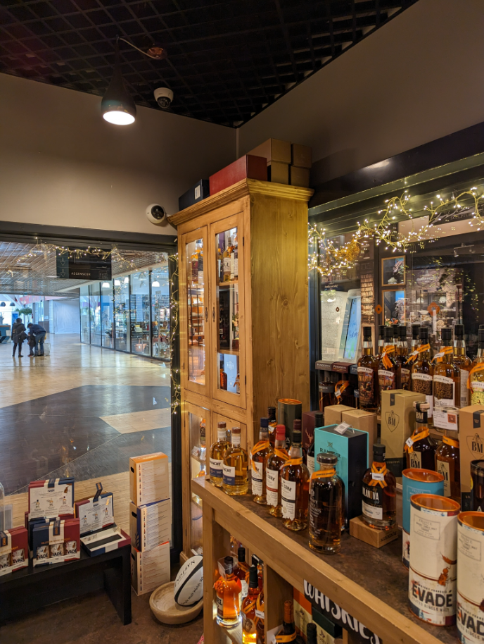 Un magasin rempli de nombreuses bouteilles d'alcool