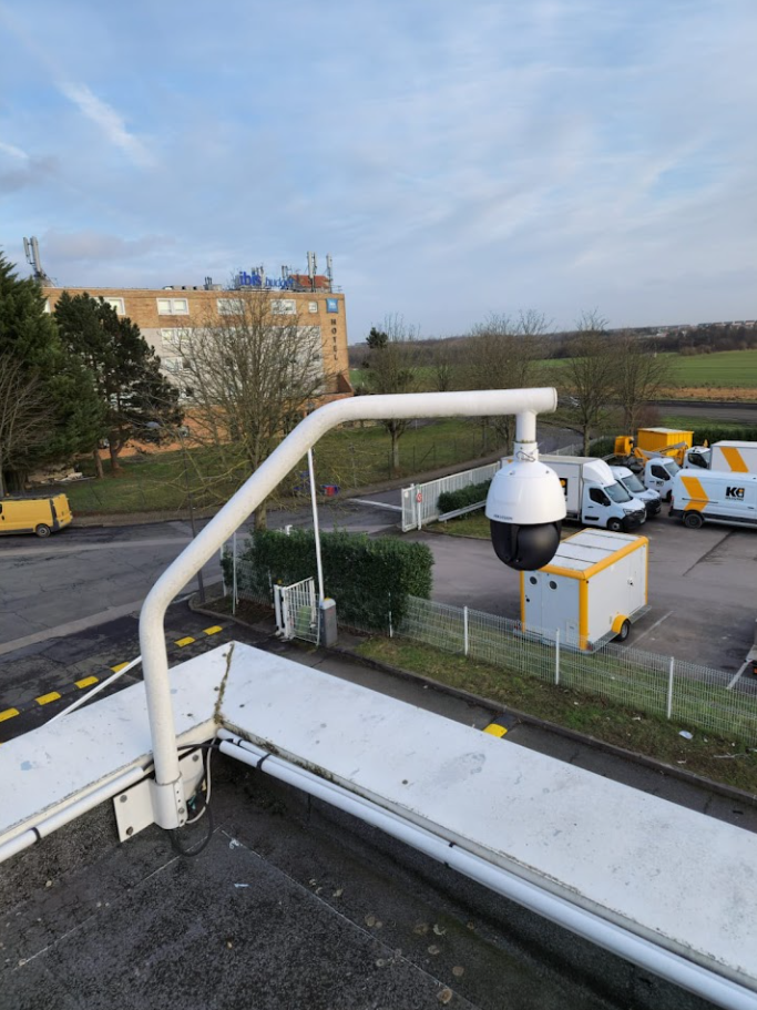Une caméra de sécurité est montée sur le toit d'un bâtiment