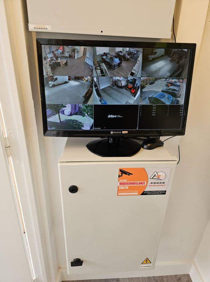 Un écran d'ordinateur est posé sur une boîte blanche.