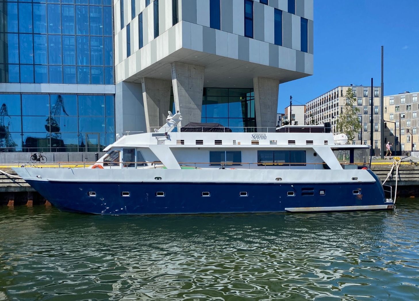 Motor boat ride and island event in Helsinki