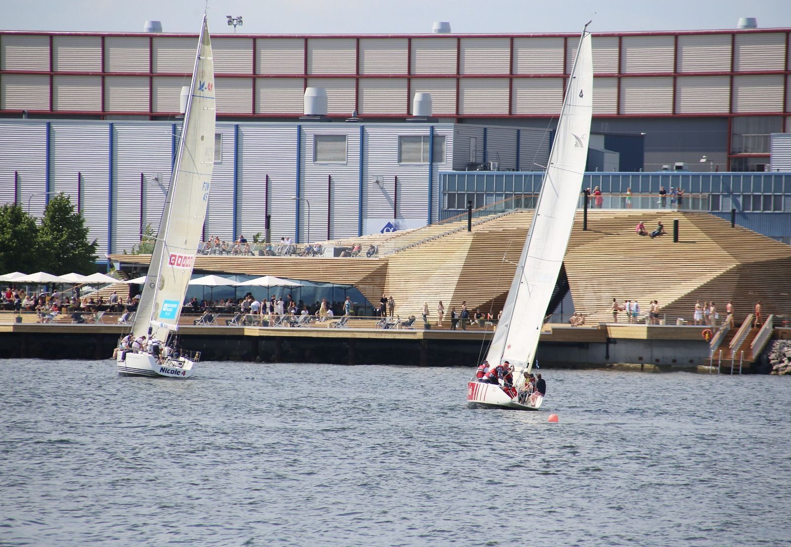 Purjeveneet Löylyn edustalla kilpailemassa aQuablue Charter yritystapahtumassa