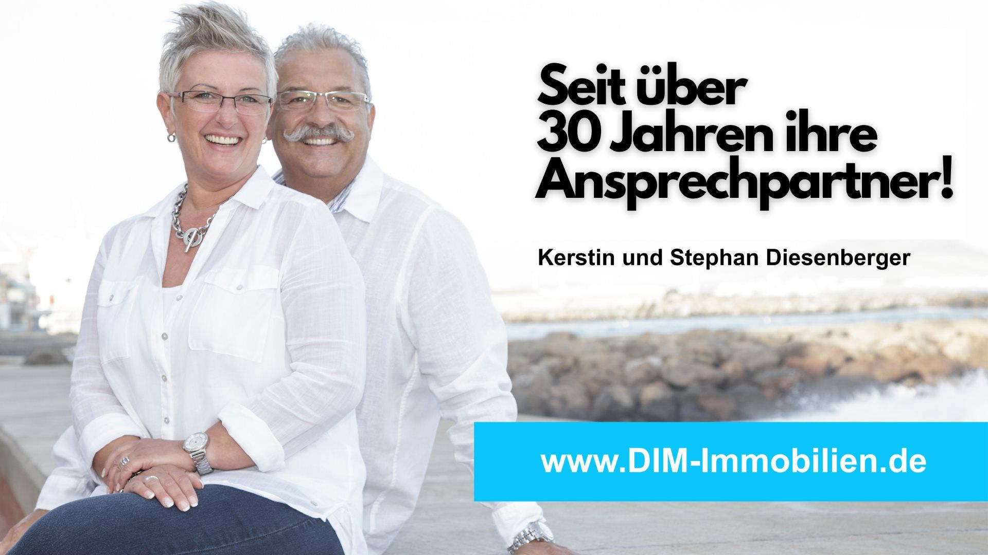 Ein Mann und eine Frau sitzen nebeneinander an einem Strand.