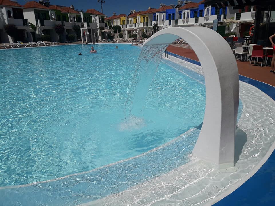 Ein Swimmingpool mit einem Wasserfall in der Mitte