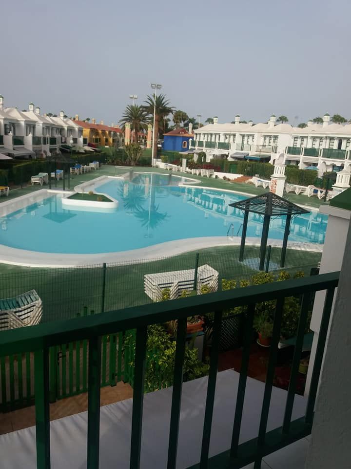 Blick vom Balkon auf einen großen Swimmingpool