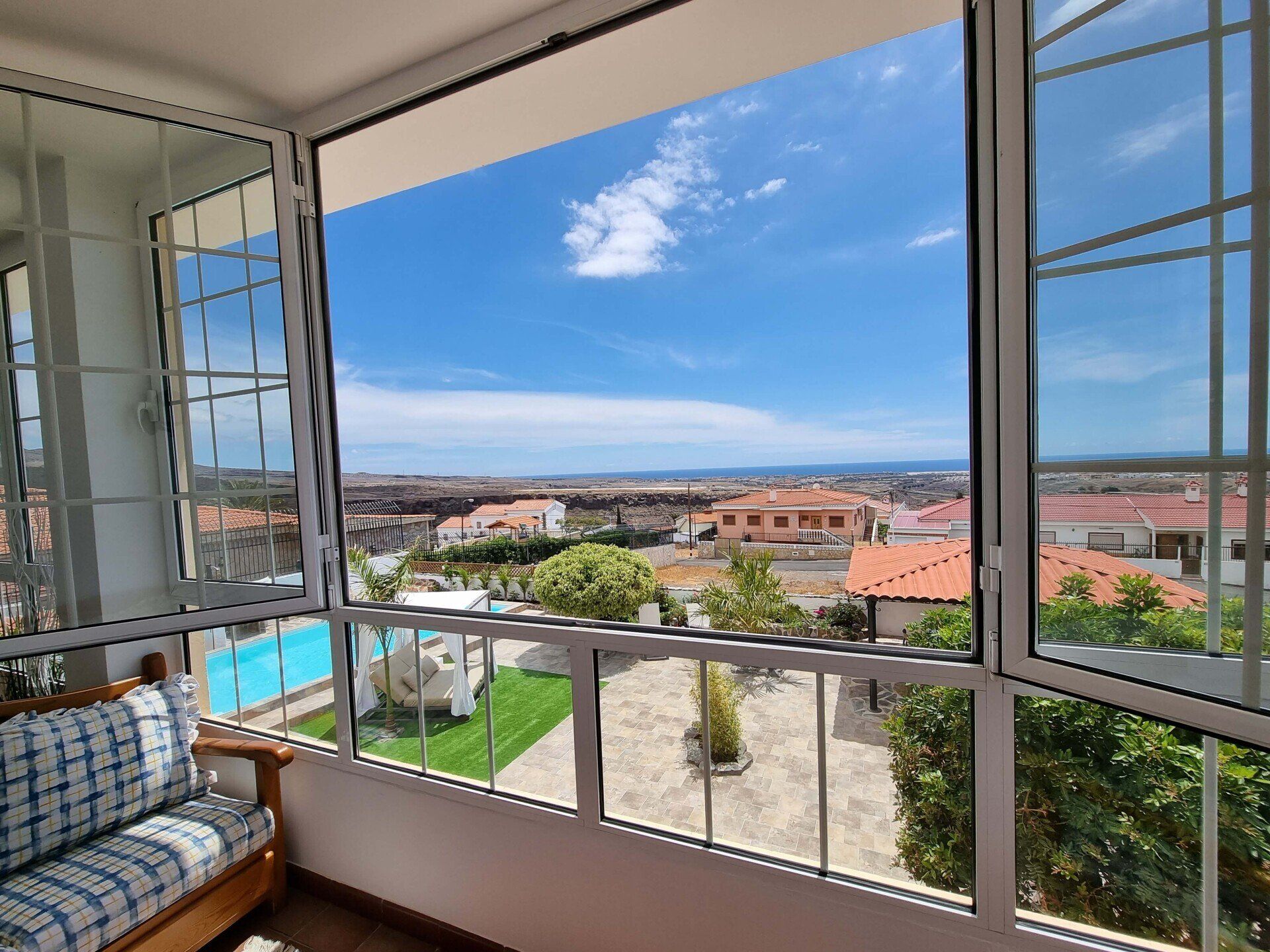 Ein Balkon mit Couch und Meerblick