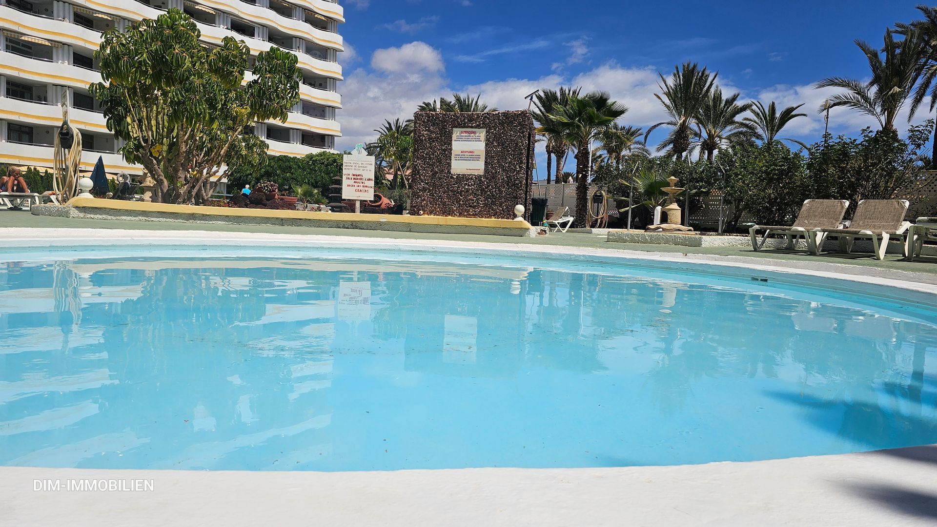 Ein großes Schwimmbad mit einem Gebäude im Hintergrund