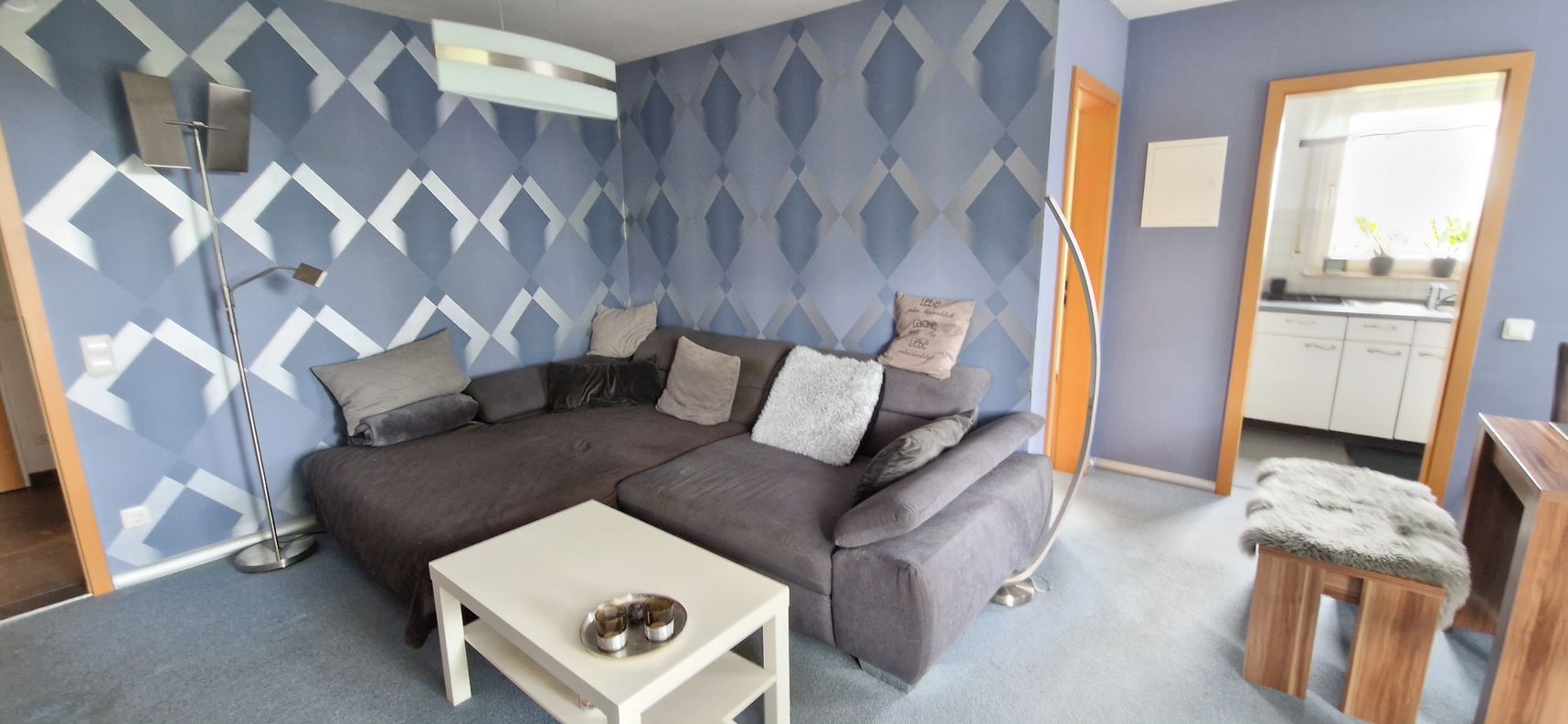 Ein Wohnzimmer mit einer Couch und einem Couchtisch