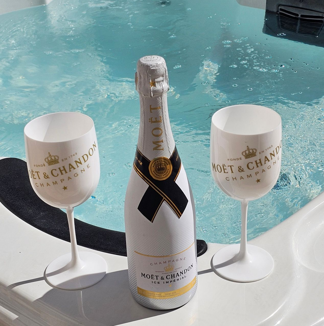 Ein großer Swimmingpool, umgeben von Palmen an einem bewölkten Tag