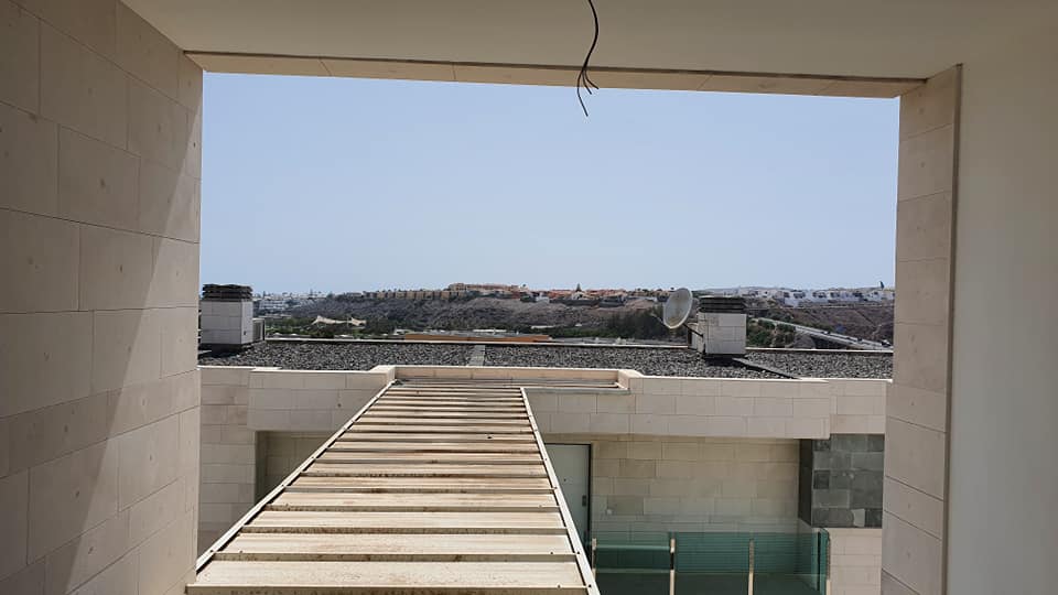 Blick auf die Stadt vom Balkon eines Gebäudes