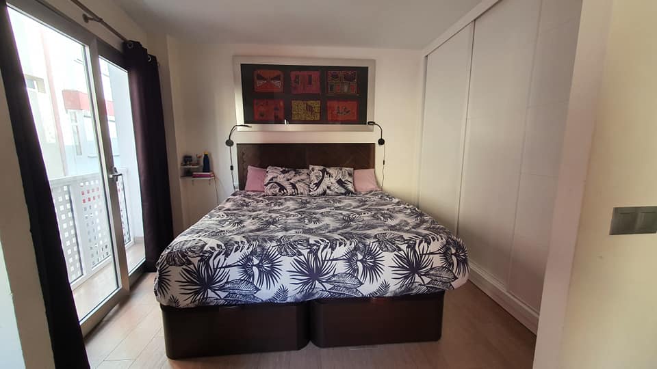 Ein Schlafzimmer mit einem Bett und einer Glasschiebetür