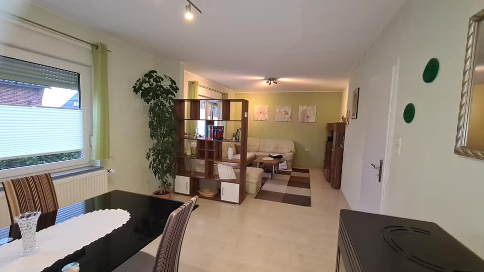 Ein Wohnzimmer mit Tisch, Stühlen und einer Couch.