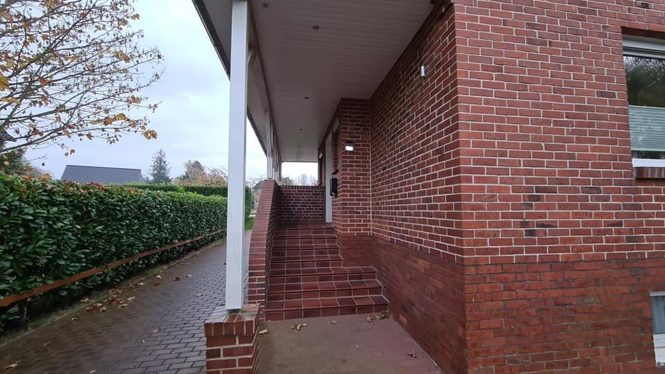 Ein Backsteingebäude mit Treppen, die hinaufführen