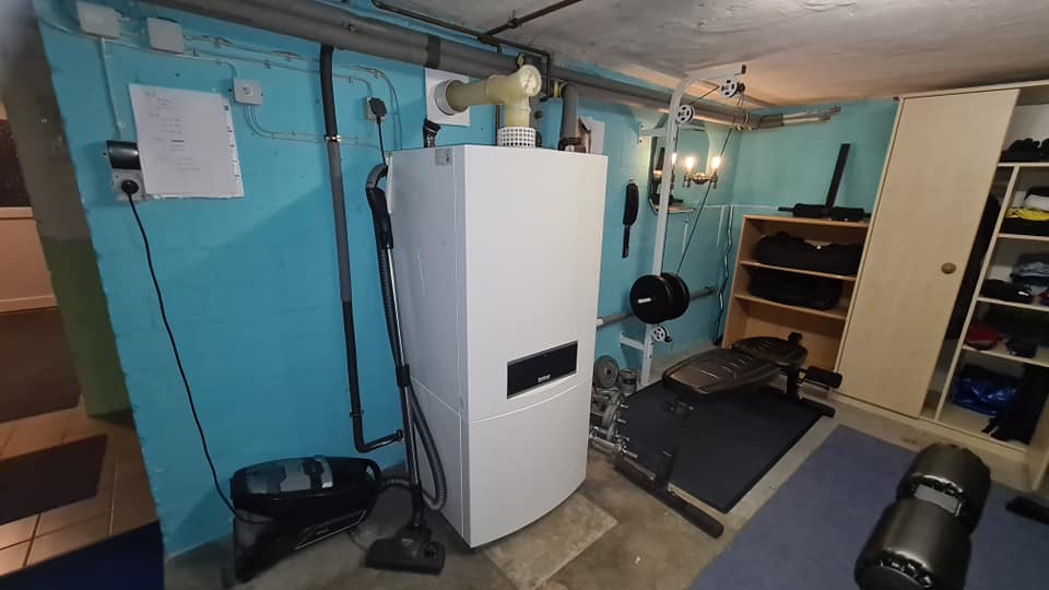 Ein Fitnessstudio mit einer Heizung und einem Laufband.